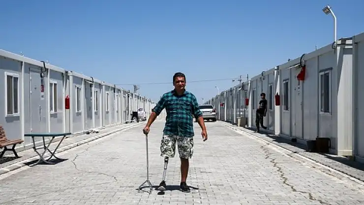 Yaşamını protez bacağıyla sürdürüyor