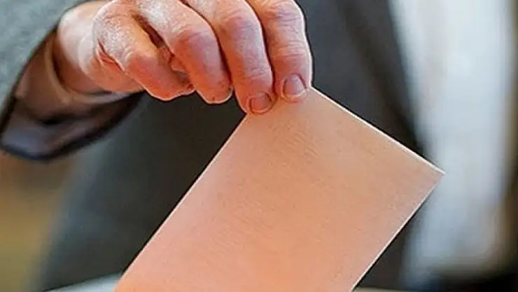 Fransa'da sol ittifak birinci oldu