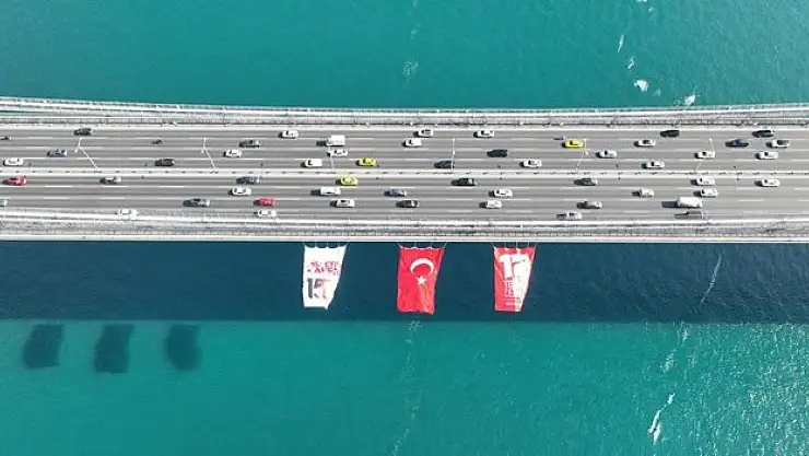 İstanbul'daki köprülere Türk bayrağı asıldı