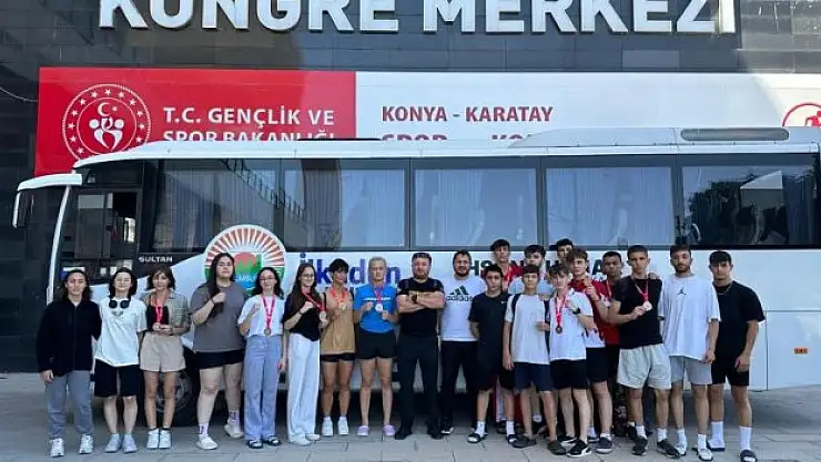 Sporcular madalyayla döndü