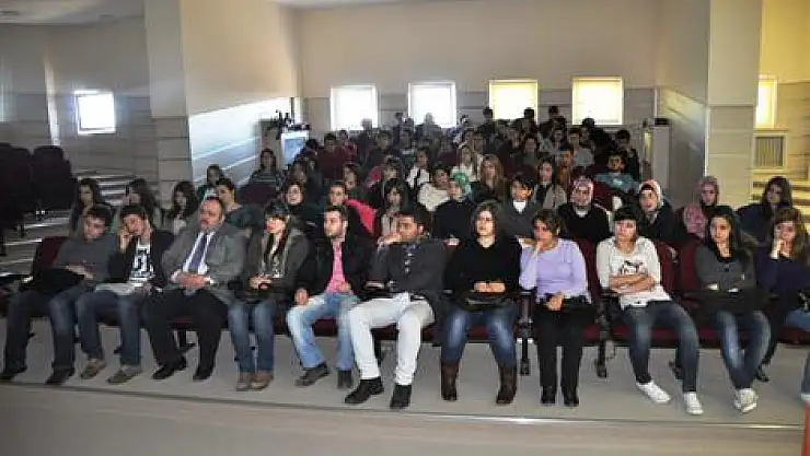 İş Dünyası ve Üniversite Öğrencileri' konferansı