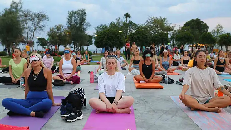 Konyaaltı sahilinde yoga yaptılar