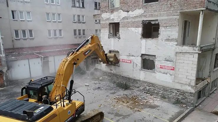 Metruk binalar yıkılıyor