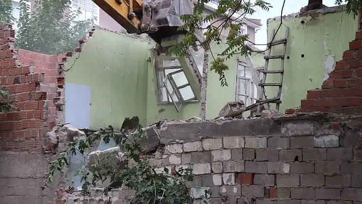 50 yıllık metruk yapı yıkıldı