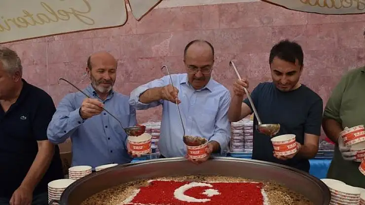 OMÜ Vakfı, aşure dağıttı