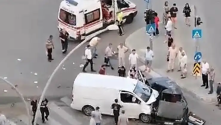 Panelvan araç ile otomobil çarpıştı