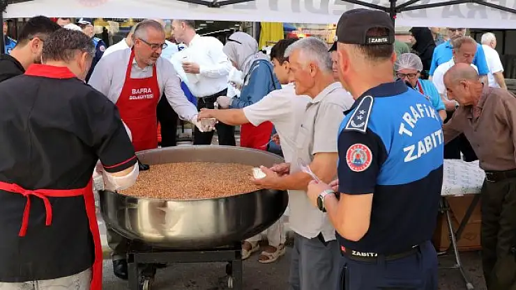 Bafra'da aşure dağıtımı