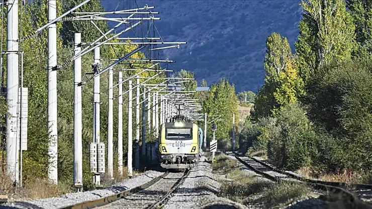 Demir yollarında elektrikli hat uzunluğu 7 bin 142 kilometreye ulaştı