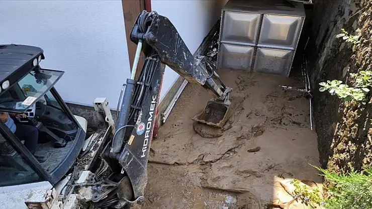 Trabzon'da şiddetli yağışın zarar verdiği cadde ve sokaklar temizleniyor