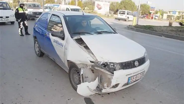 Otomobil kamyonete çarptı