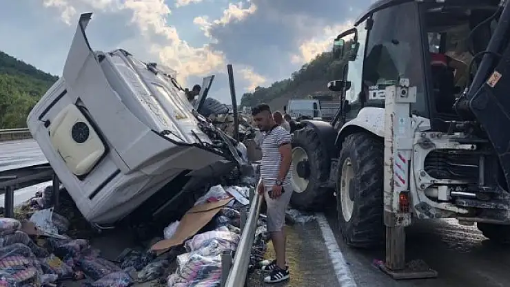 Makarna yüklü tır devrildi