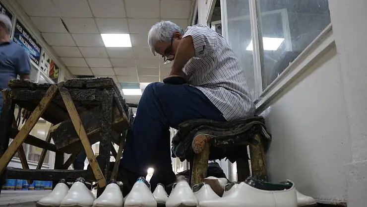 Yarım asırdır yöresel ayakkabı üretimi yapıyor