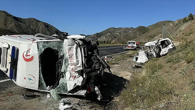 Erzurum'da ambulans ile hafif ticari aracın çarpışması sonucu 4 kişi hayatını kaybetti