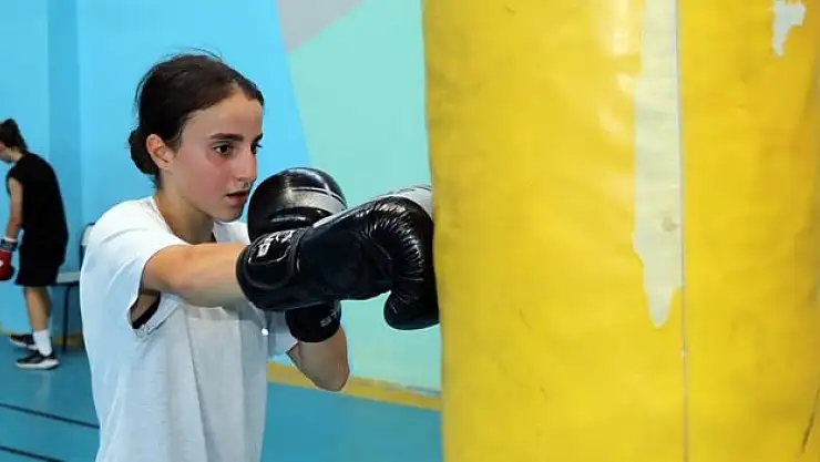 Milli boksör Saliha altın madalya için güç topluyor