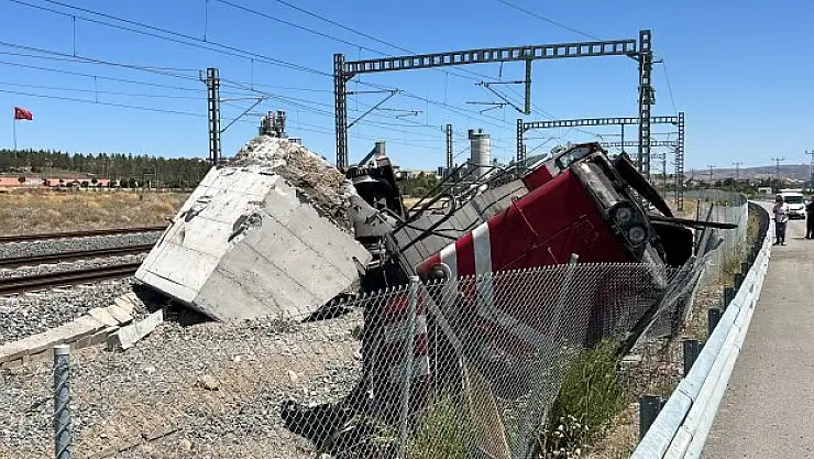 Sivas'ta lokomotif devrildi