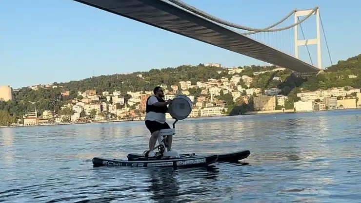 Şimdi de suyun üzerinde davul çaldı