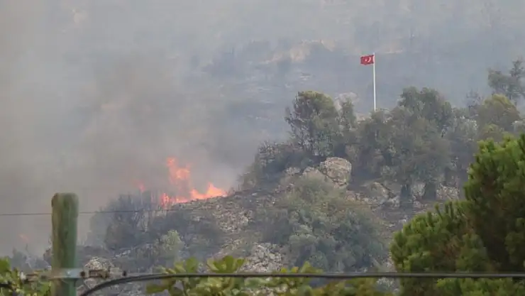 Dağ taş yandı, Türk bayrağı korundu