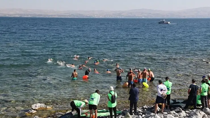 Van Gölü'nde yüzme maratonu yapıldı