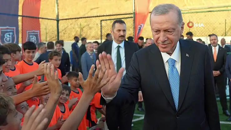Başakşehir Futbol Akademisi'ni gezdi