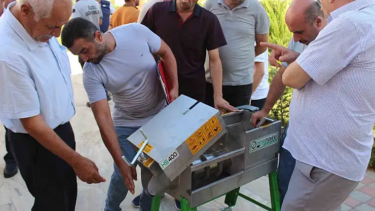 Siirt'te çiftçilere üzüm sıkma makinesi dağıtıldı