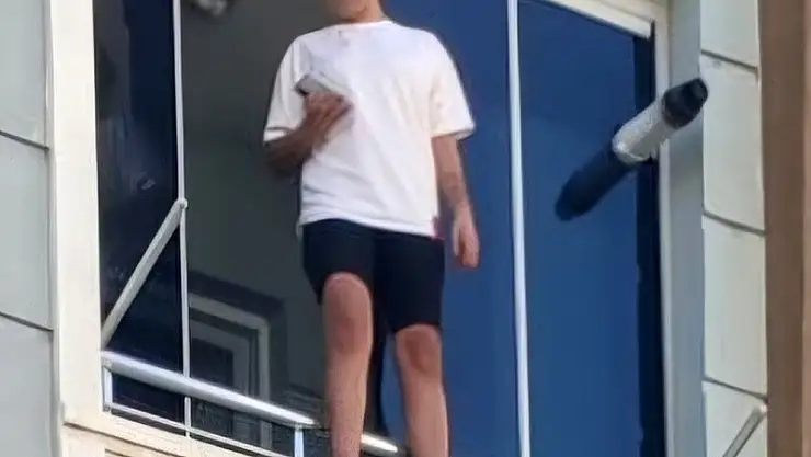 Balkonda intihara kalkıştı