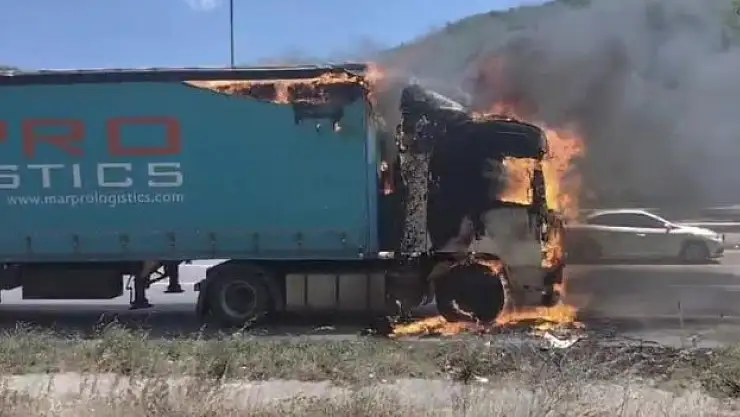 Hurda kağıt yüklü tır alev alev yandı
