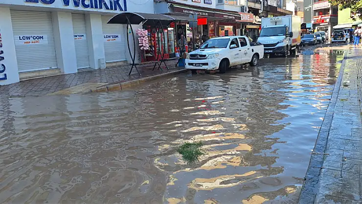 Su borusu patladı, yol su altında kaldı