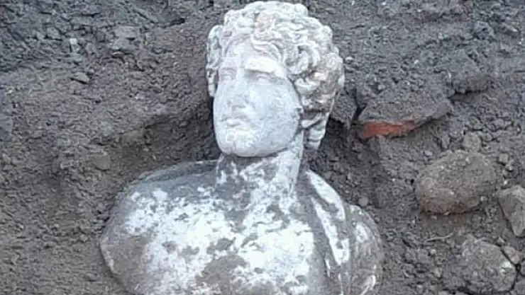 1800 yıllık büst bulundu