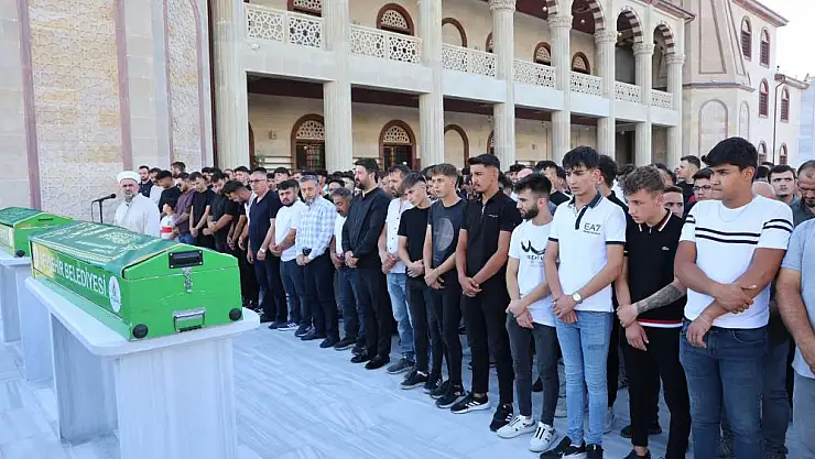 Poz verdikleri arabada can verdiler