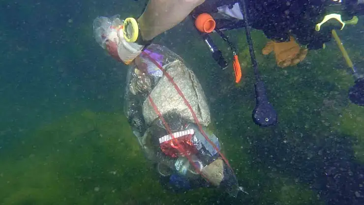 Dalgıçlar tarafından su altı temizliği yapıldı