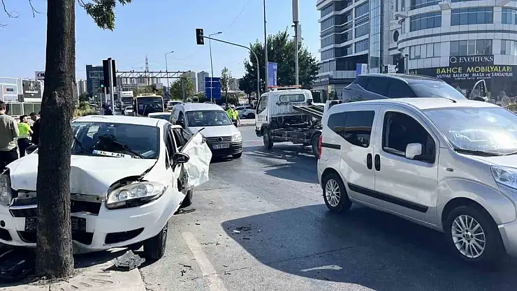 İki aracın karıştığı kazada 1'i ağır 4 kişi yaralandı