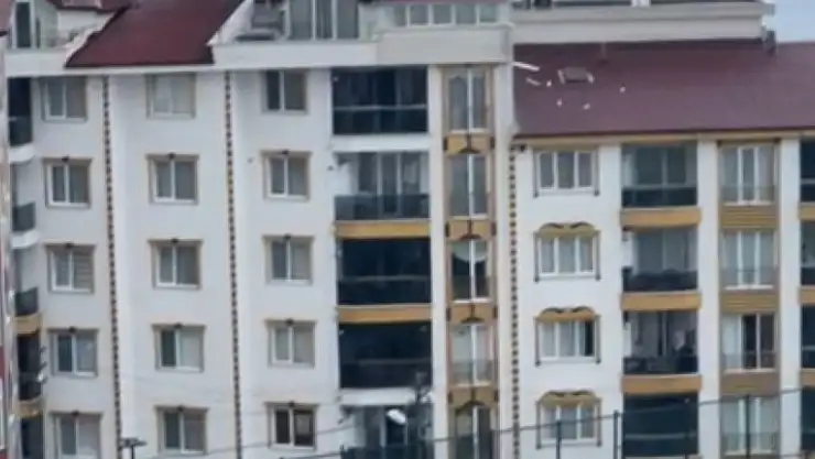 Çatı katına yıldırım düştü