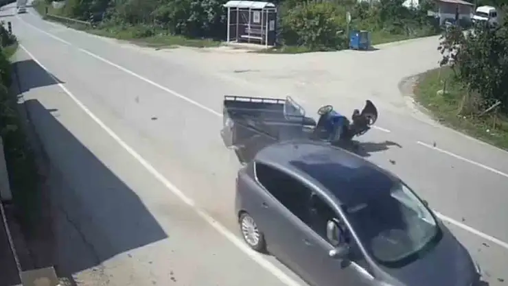 Otomobil ile patpatın çarpıştığı kaza kamerada