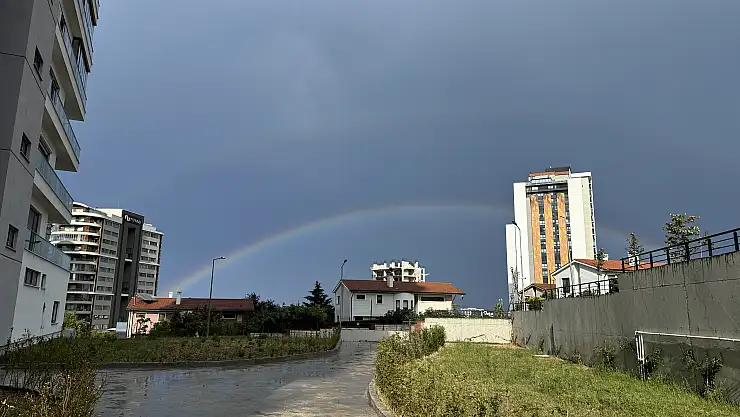 Sağanağın ardından gökkuşağı oluştu