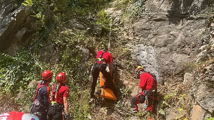 300 metrelik uçurumda ceset bulundu