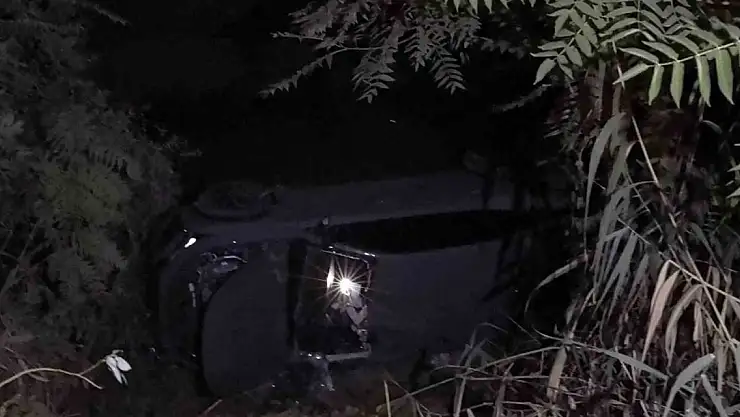 Kontrolden çıkan otomobil dereye uçtu