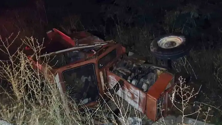 Otomobil traktöre çarptı