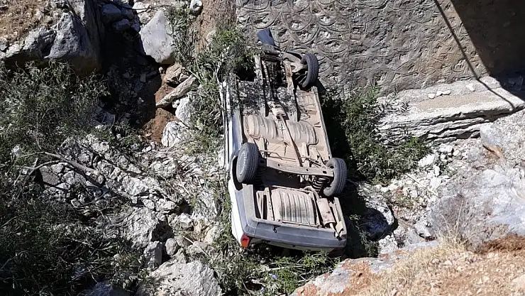 Otomobil köprüden düştü