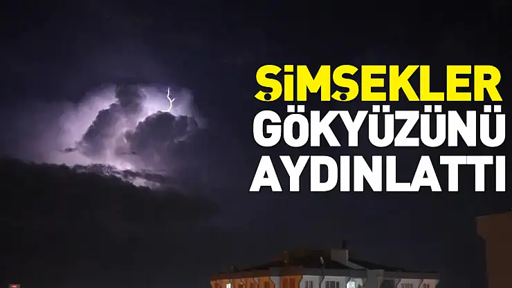Şimşekler gökyüzünü aydınlattı