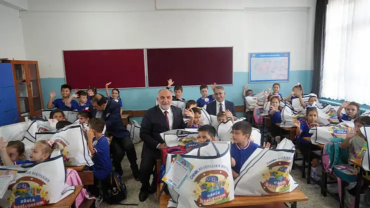 OKULA BAŞLAYAN ÖĞRENCİLERE HEDİYELER VERİLDİ