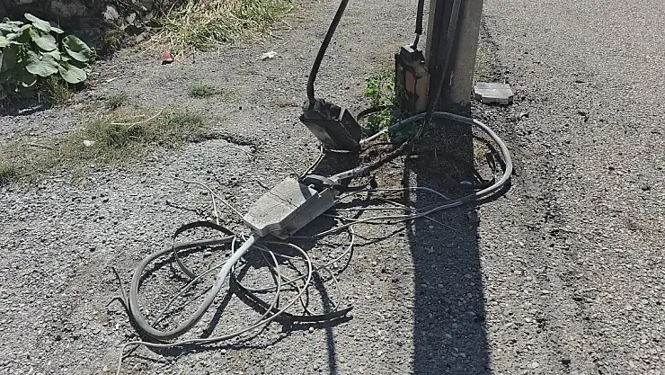 ELEKTİRİK DİREĞİNDE YANGIN ÇIKTI