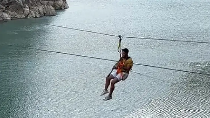 Zipline yaparak klarnet çaldı