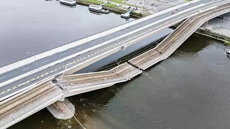 Almanya'da köprü çöktü