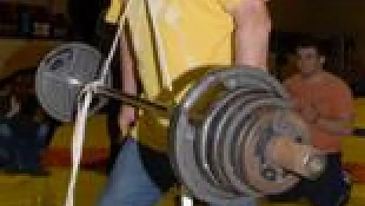 Kulağı ile 65 kg'yi kaldırdı