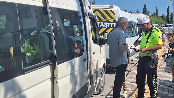 Bafra polisleri okul servislerini denetledi