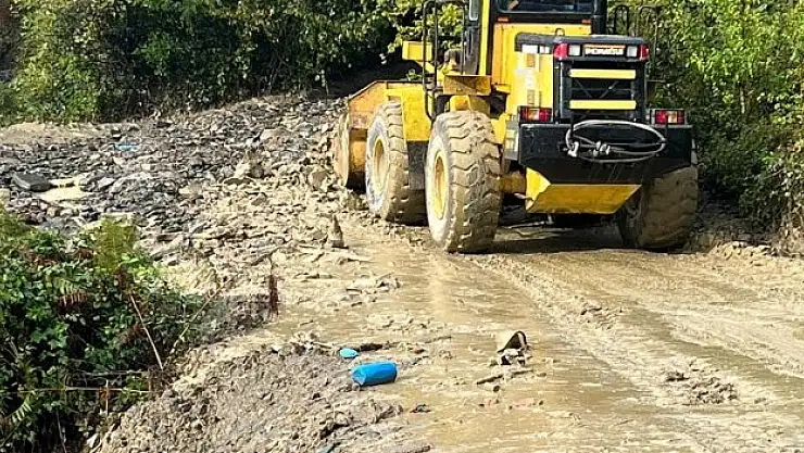 Mahalle içi yolu ulaşıma kapattı