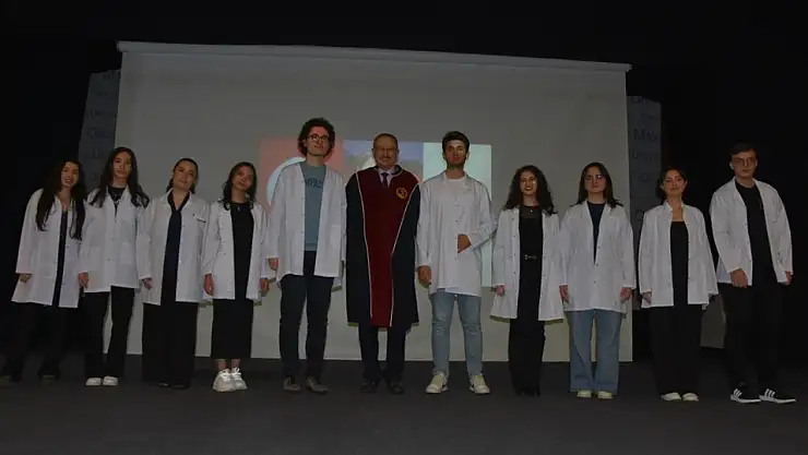 Yeni tıbbiyeliler önlüklerini giydi