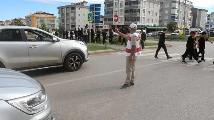 'Okul Geçidi Görevlisi' uygulaması
