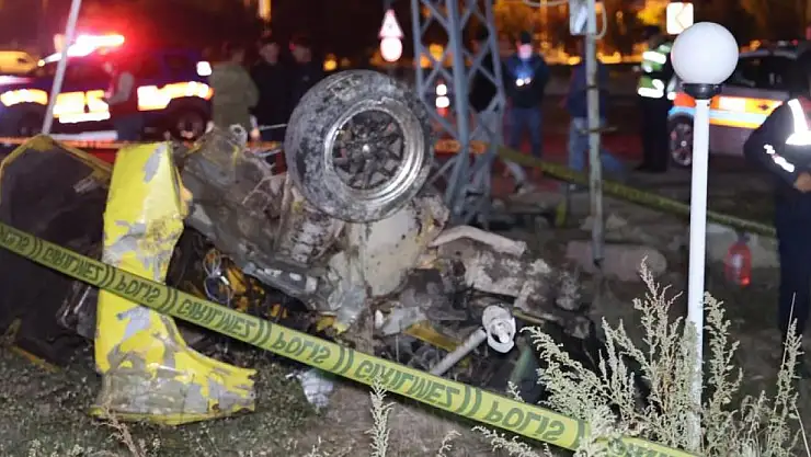 Aydınlatma direğine çarpan araç ikiye bölündü