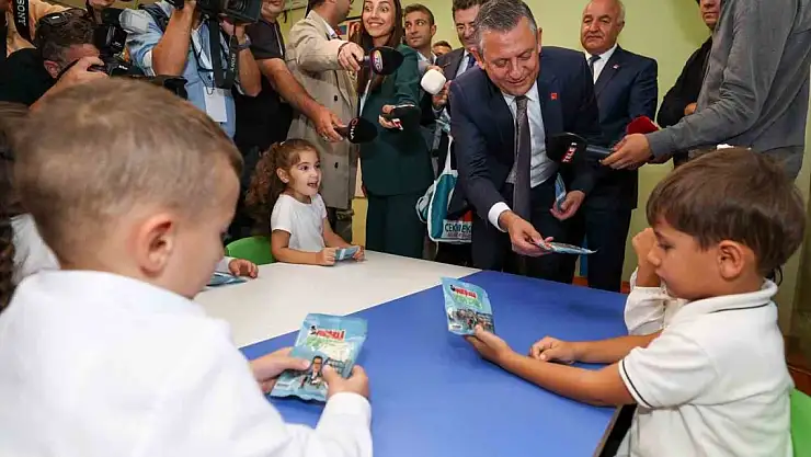 Özgür Özel çocuklara fındık dağıttı